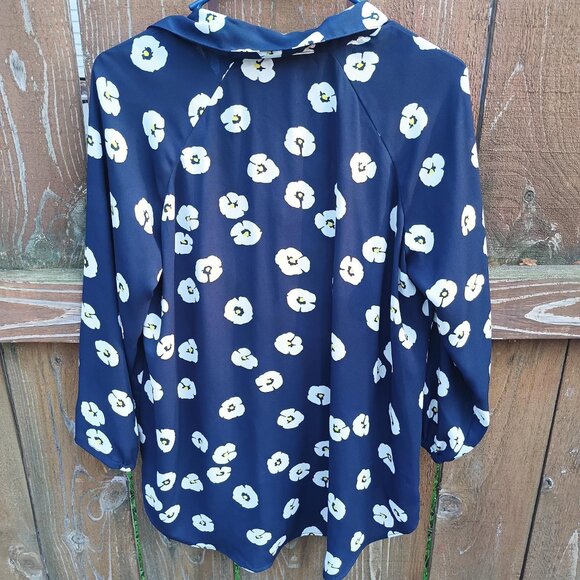 Cabi Go To Blouse Daisy Pattern #5705 Top Sz. XS runs big - Picture 2 of 3